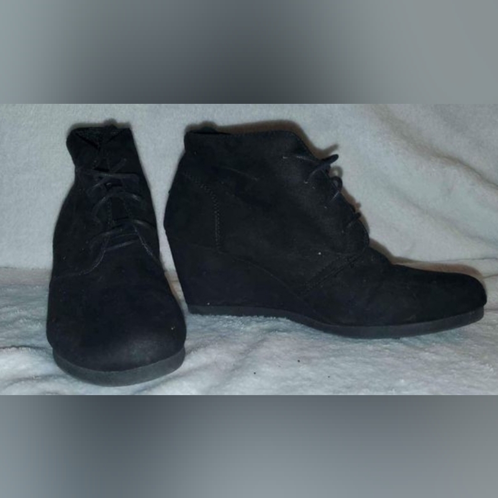 Women's American Eagle low top wedge heeled boots size 8